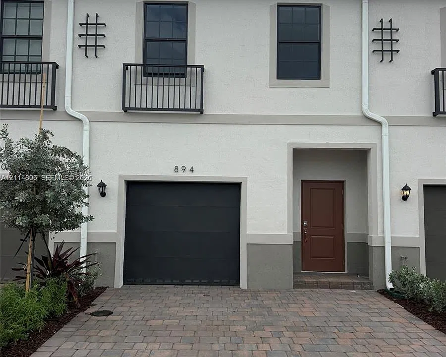 894 SW 11th Way