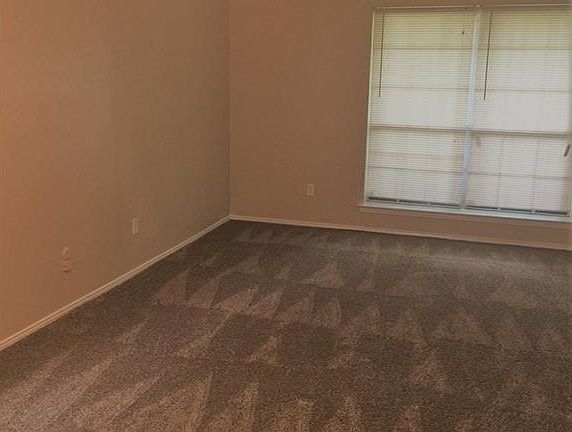 2nd image of 926 Live Oak Dr