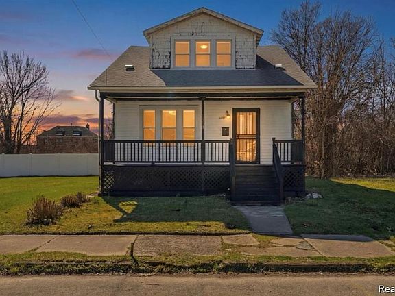 2nd image of 5573 Montclair St