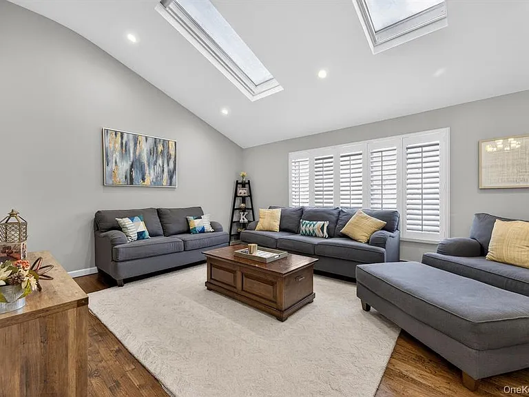 18 Melrose Ln — Photo 2