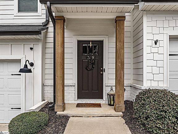 4th image of 209 Broad Banyan Ct