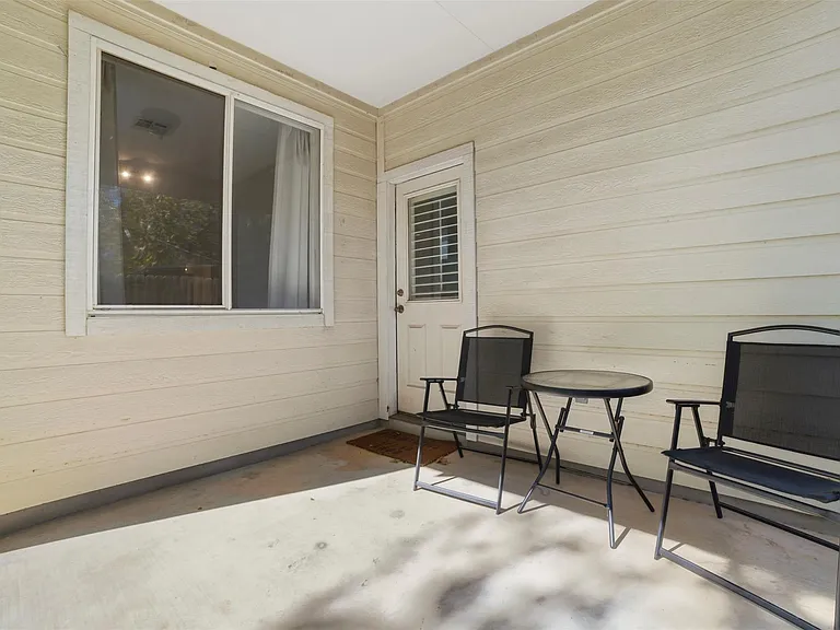 409 E Austin Ave — Photo 31