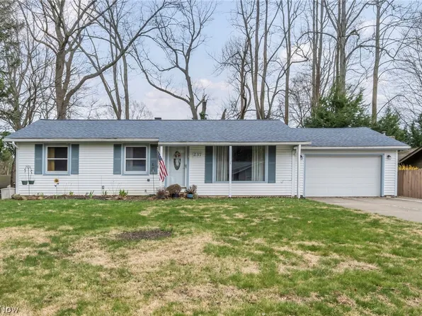 237 Spriggel Dr, Munroe Falls, OH 44262
