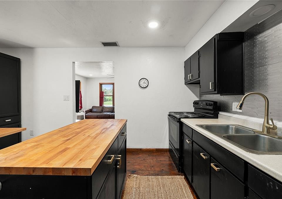 13th image of 809 BURLAND STREET