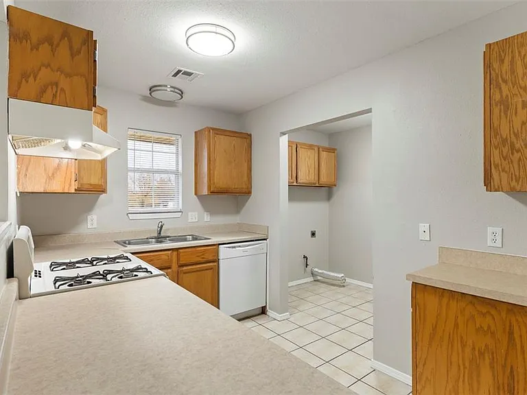 601 Dogwood Ave — Photo 4