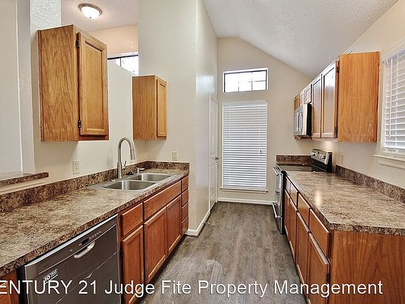 5th image of 929 Simon Dr