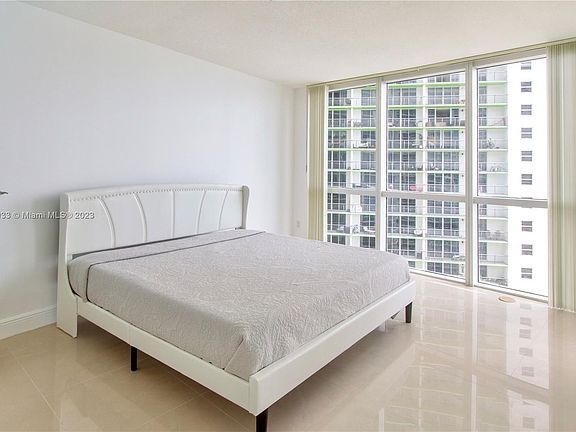5th image of 1750 N Bayshore Dr APT 2601