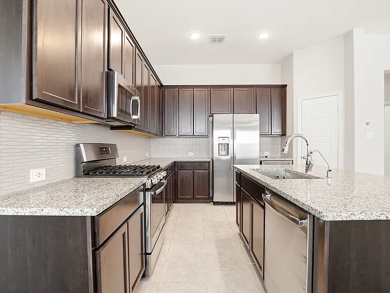 12139 Casparis — Photo 2