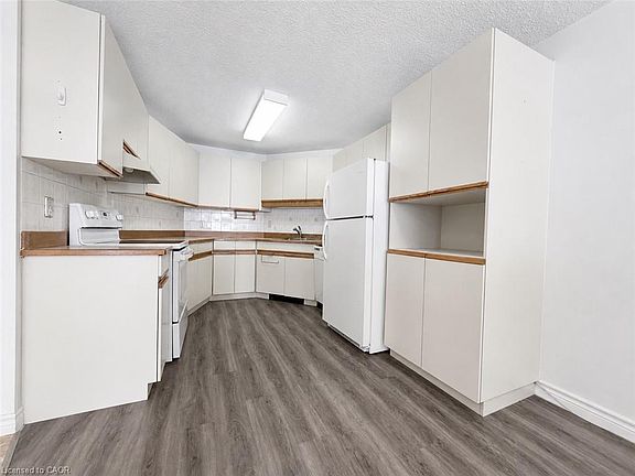 5th image of 24 Marilyn Dr #101