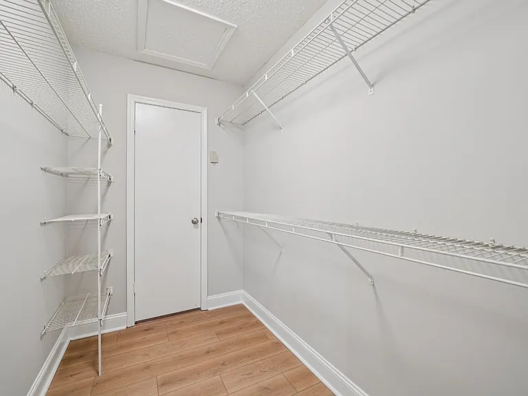 Valley Square Apartments — Photo 23