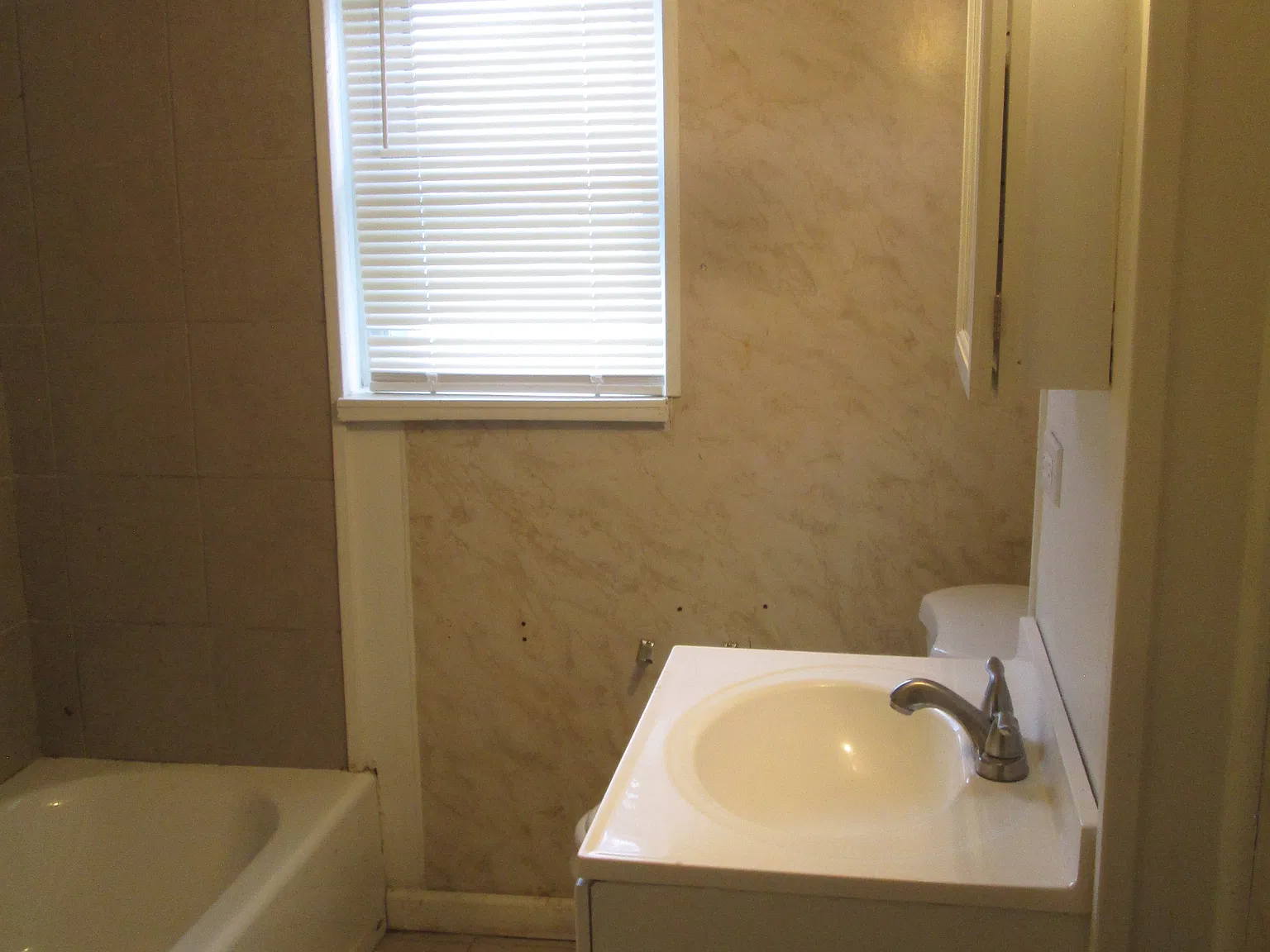 2 bed, 900 sqft, $900 — Photo 2
