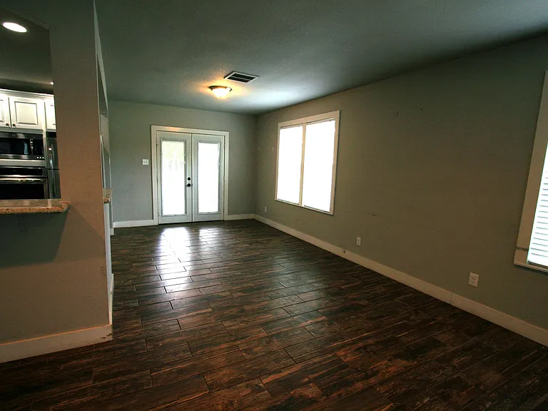 305 Gilchrist Ave — Photo 5