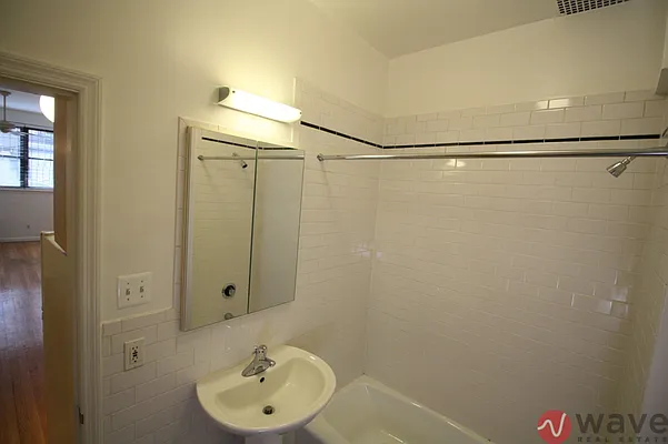 Rented by Wave Real Estate Group | media 12