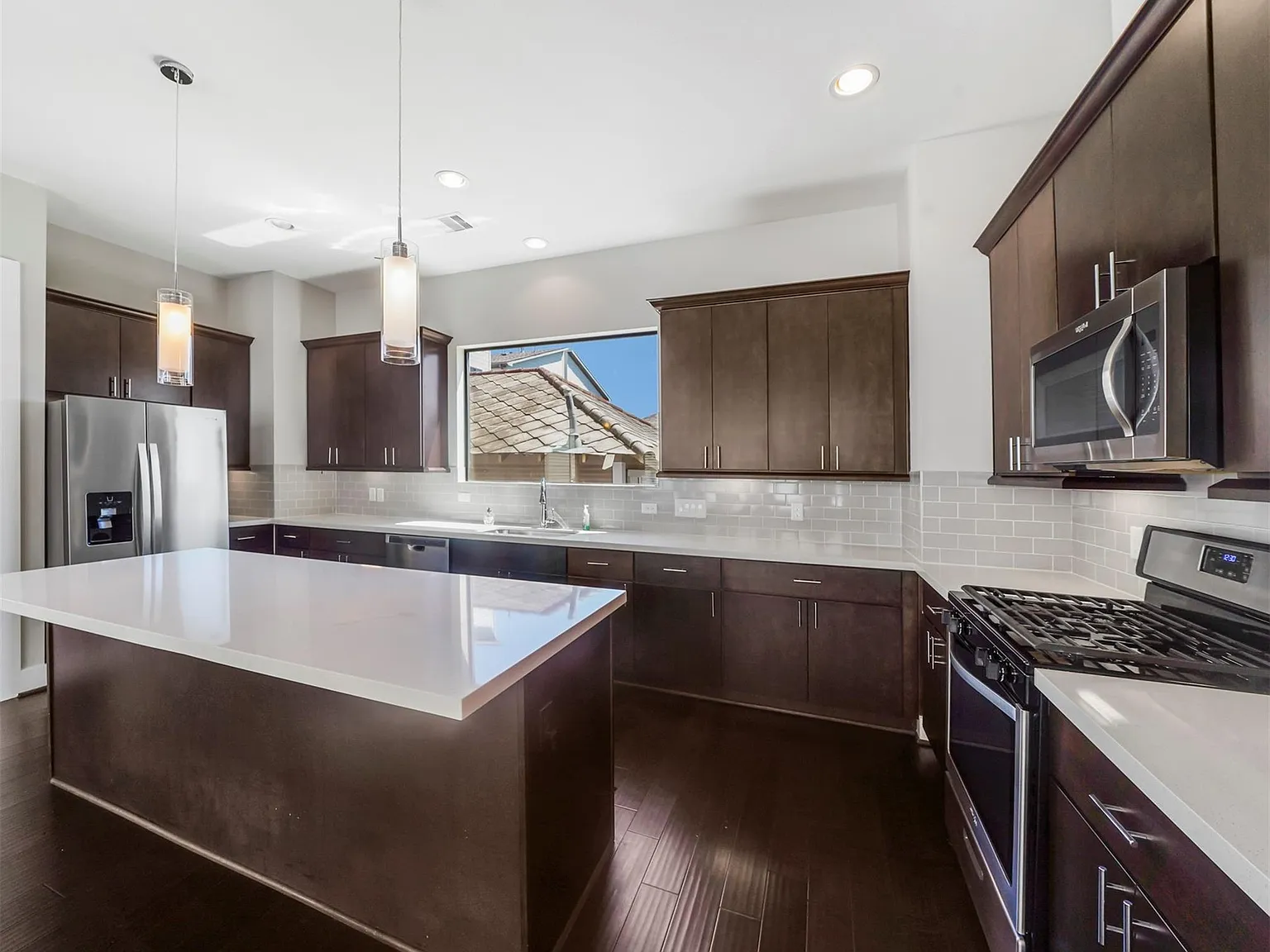 3 bed, 3.5 bath, 2076 sqft, $2,595 — Photo 1
