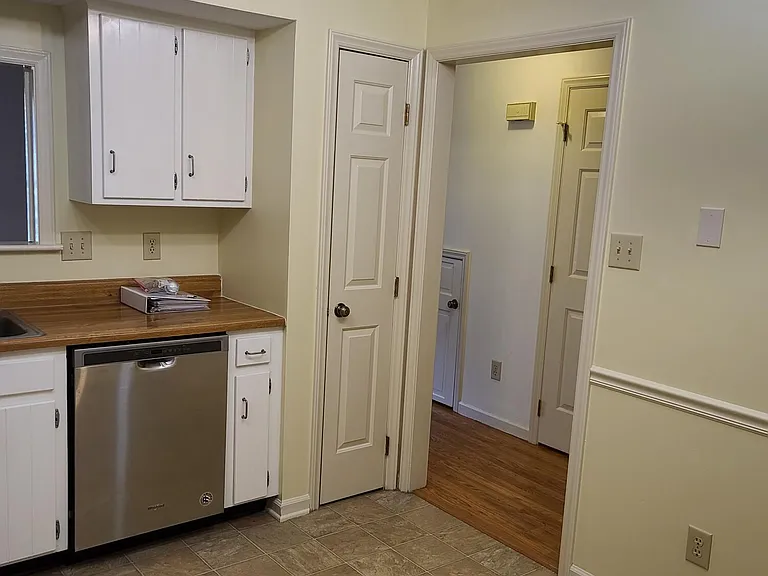 6416 Meadow View Dr — Photo 7