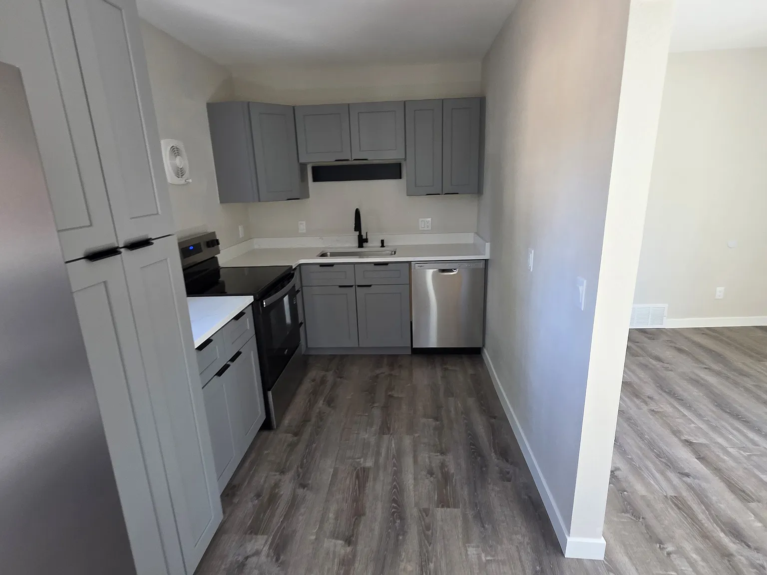 2 bed, 740 sqft, $1,750 — Photo 2