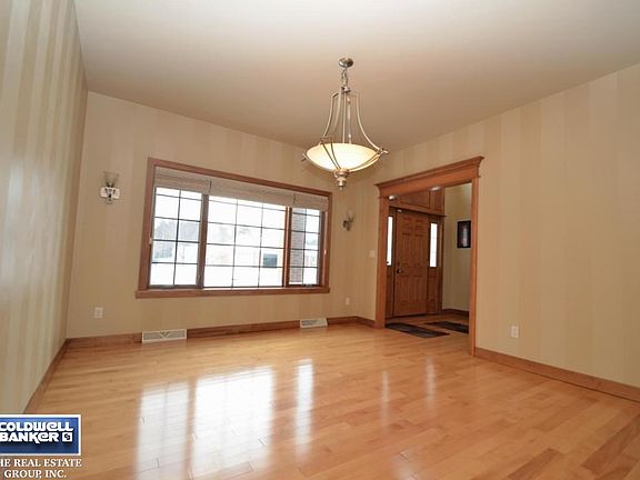 Formal Dining Room / Hardwood