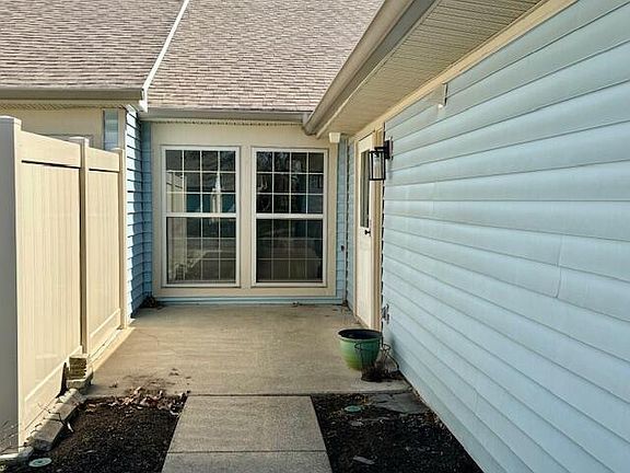 3rd image of 110 Oak Creek Pl