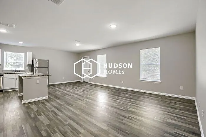 3 bed, 2.0 bath, 1298 sqft, $1,545 — Photo 4