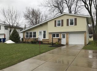 262 Park Forest Dr, Williamsville, NY 14221