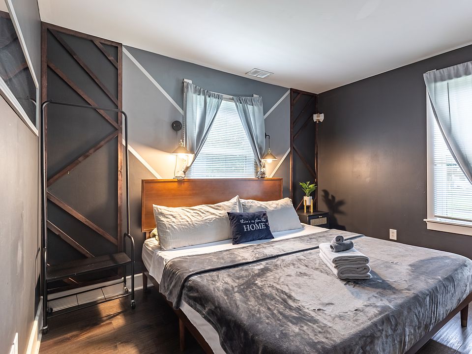 Spacious and bright, with a large window that lets in plenty of daylight ___