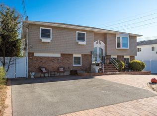 1079 Hyman Ave, Bay Shore, NY 11706