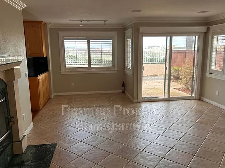 3176 San Helena Dr — Photo 5