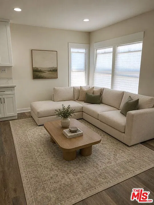 3 bed, 1.0 bath, 1100 sqft, $2,985 — Photo 2