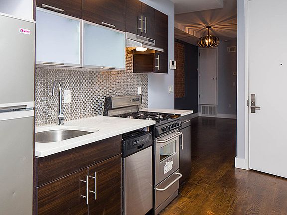 2nd image of 1368 Putnam Ave APT 3R