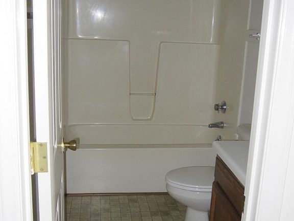 4th image of 2901 E 5th St