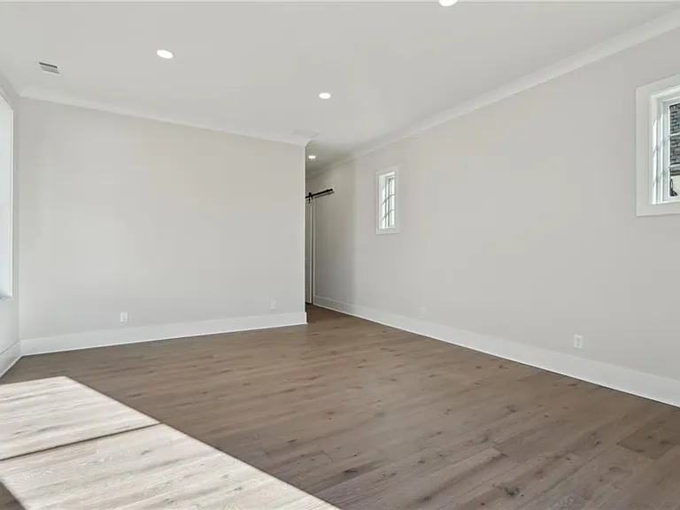 120 Thome Dr — Photo 42