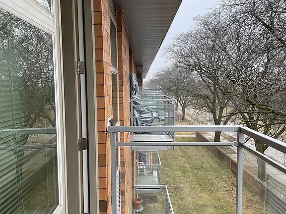4th image of 1583 Fort St #309
