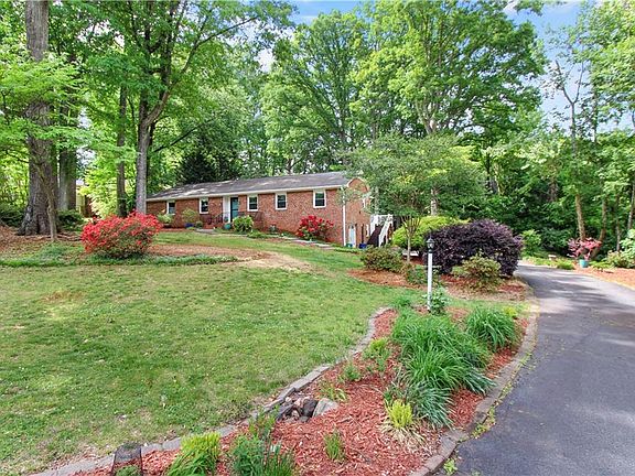 3rd image of 6834 Rollingwood Dr