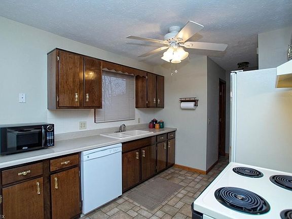 5th image of 422 Waterbury Dr