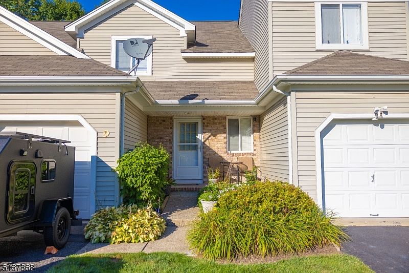 1st image of 9 Wind Meadow Trl