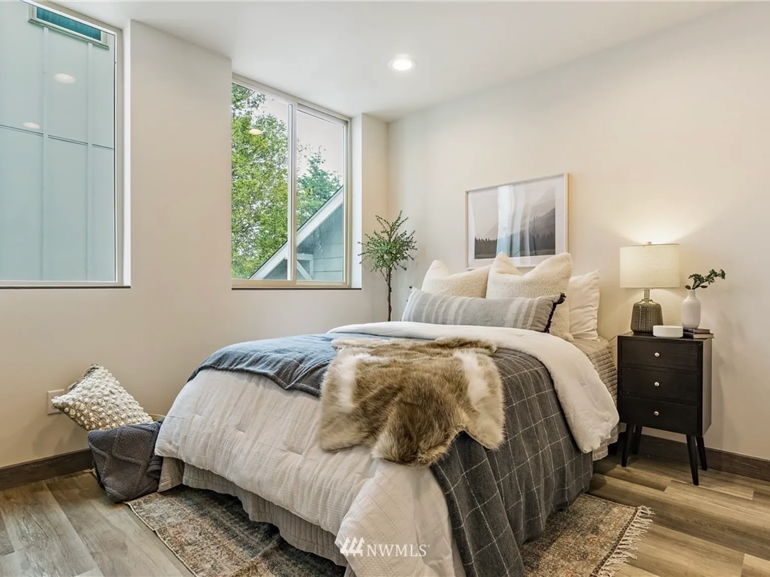 3 bed, 1380 sqft, $3,700 — Photo 3