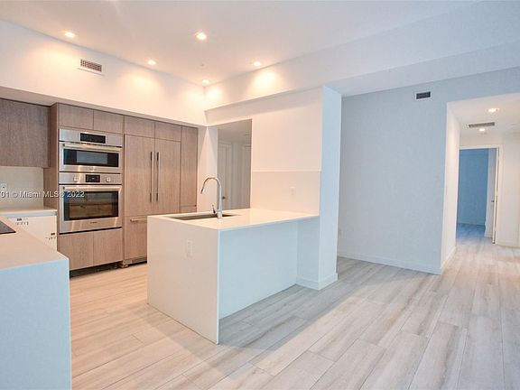 5th image of 455 NE 39th St Unit 208