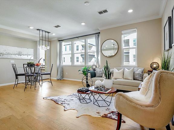 4th image of 658 Squire Ave