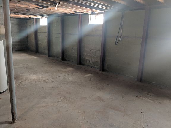 5th image of 557 Applewood Dr