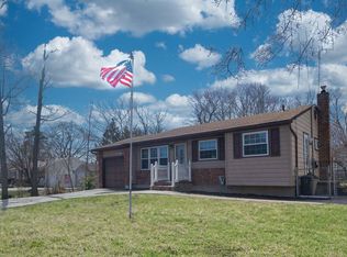 1418 Manatuck Blvd, Bay Shore, NY 11706