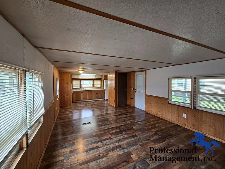 2108 E Maryland Ln — Photo 4