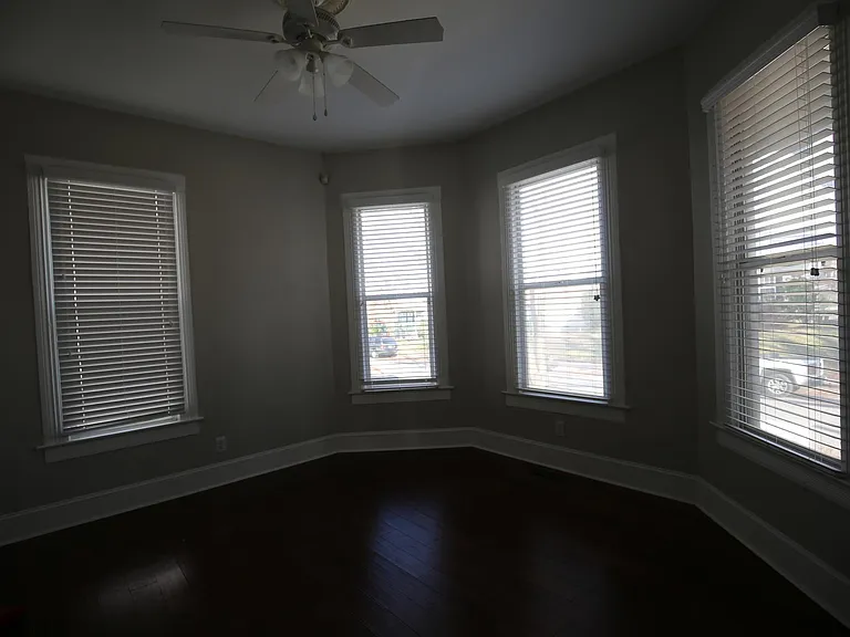 1128 E 8th St — Photo 14