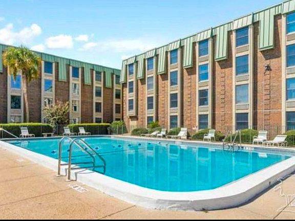 3rd image of 224 E Garden St APT 213