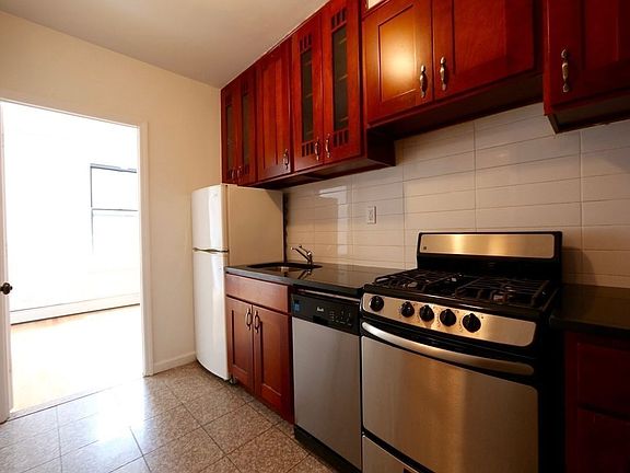 2nd image of 109 Madison St #5
