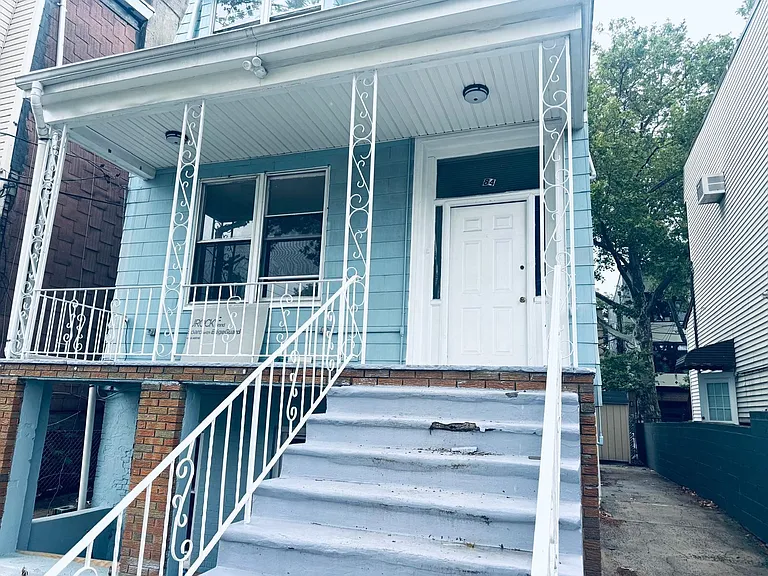 84 Waverly St #1 — Photo 14