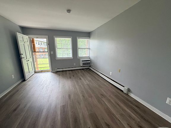 4th image of 47 Huguenot St #1