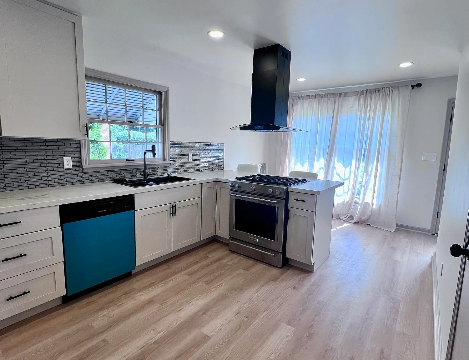 3 bed, 3.0 bath, 2170 sqft, $2,500 — Photo 3