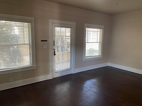3rd image of 1092 N Van Ness Ave