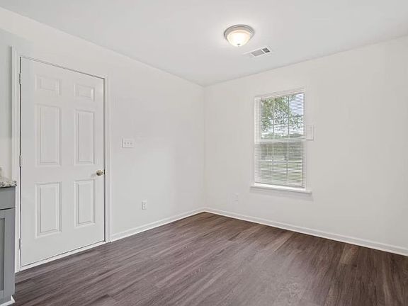 5th image of 5 E Byfield Dr