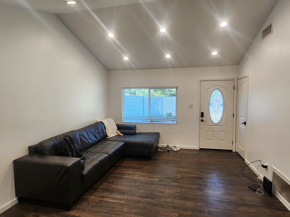 1st image of 8956 Salmon Falls Dr